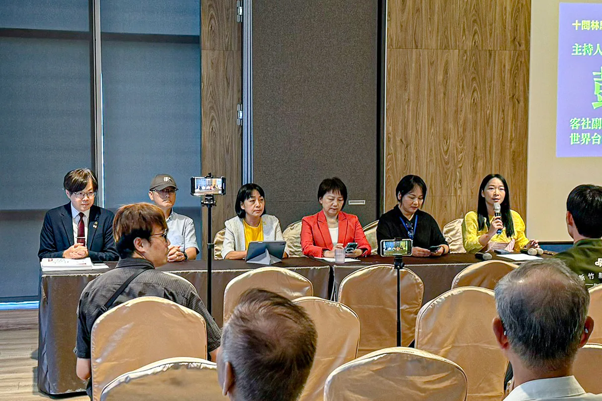 台灣客社批評林思銘用客家力量拉票，上任後卻為爭議法案背書、支持無差別刪除預算，呼籲民眾投下罷免同意票。民眾提供