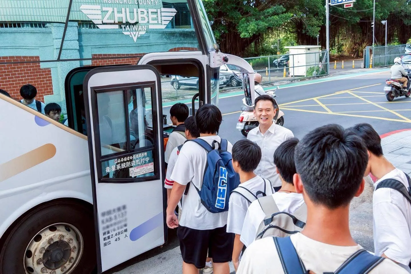 「雙市黃金通學線」試營運對準需求，鄭朝方宣布新學期將持續服務並擴大站點規劃。竹北市公所提供