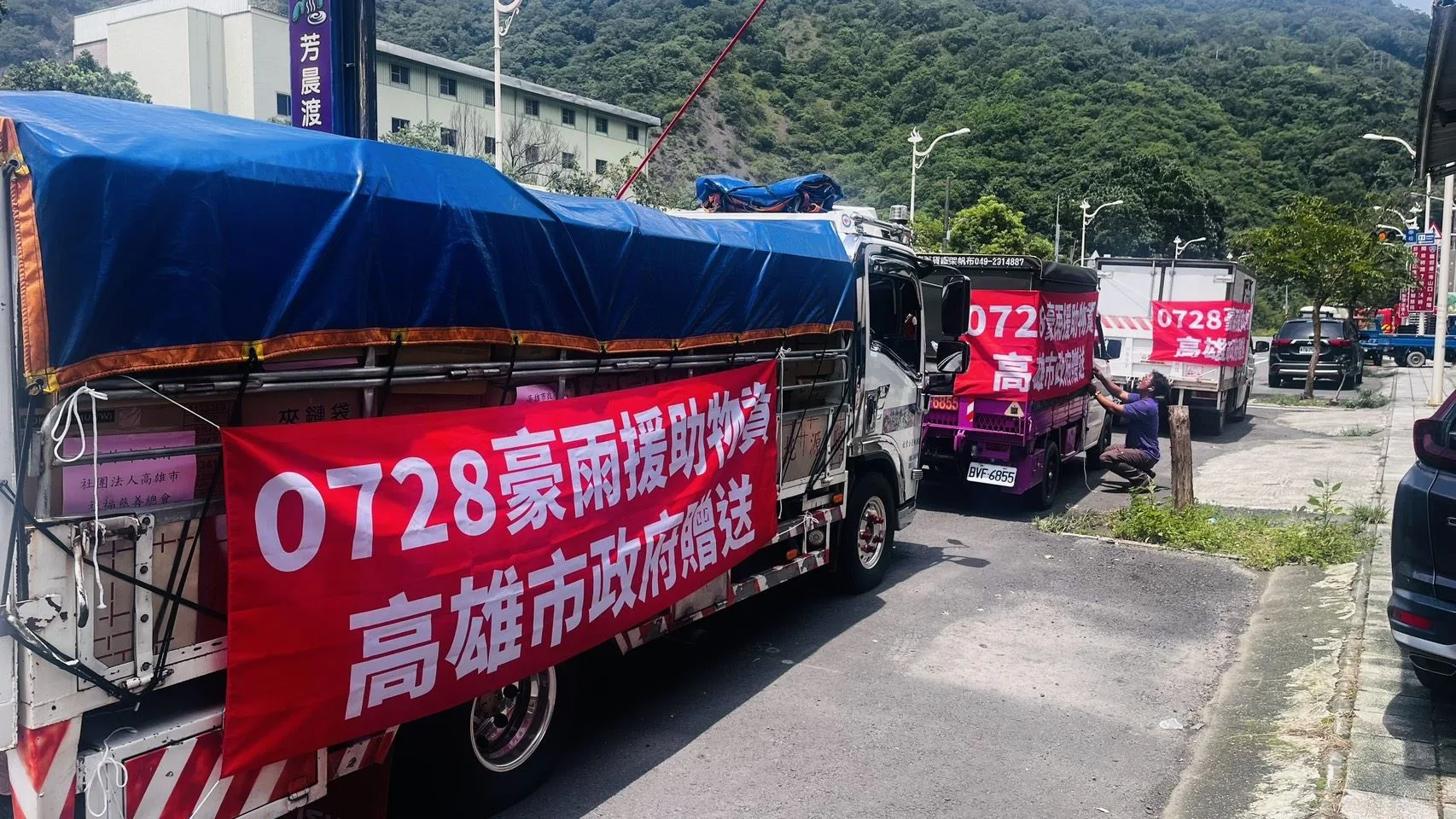 高市府2日開始分批送入冷凍豬肉，每區500公斤，搭配新鮮蔬菜、白米、麵條、瓶裝水等民生食材。