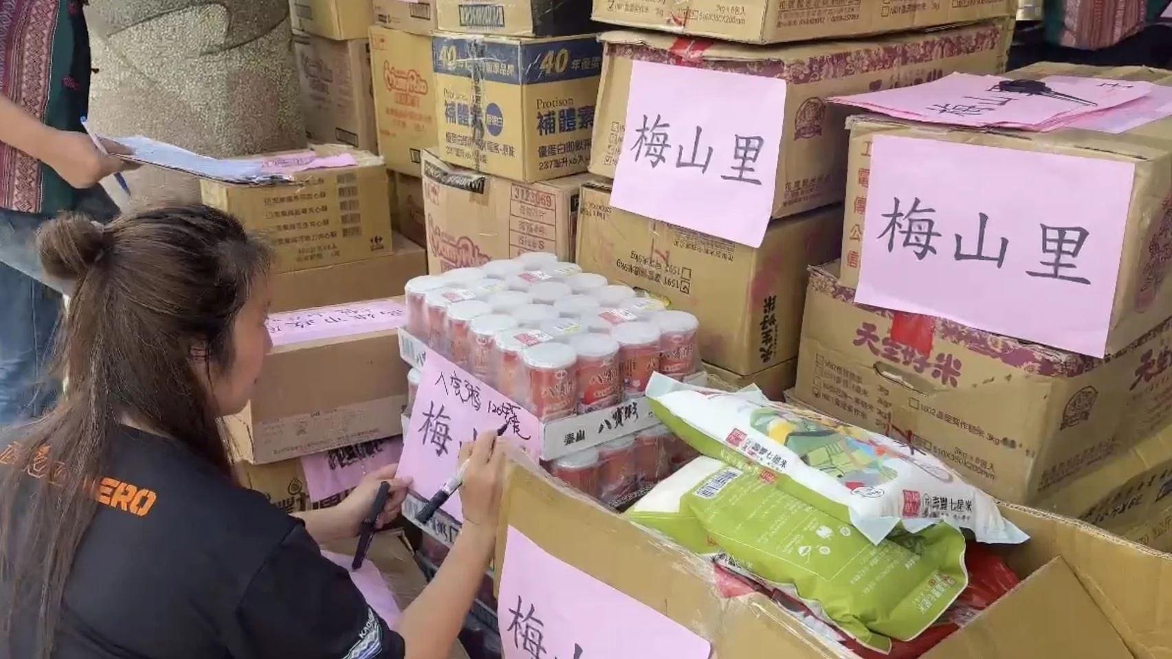 市府2日開始分批送入冷凍豬肉，每區500公斤，搭配新鮮蔬菜、白米、麵條、瓶裝水等民生食材。