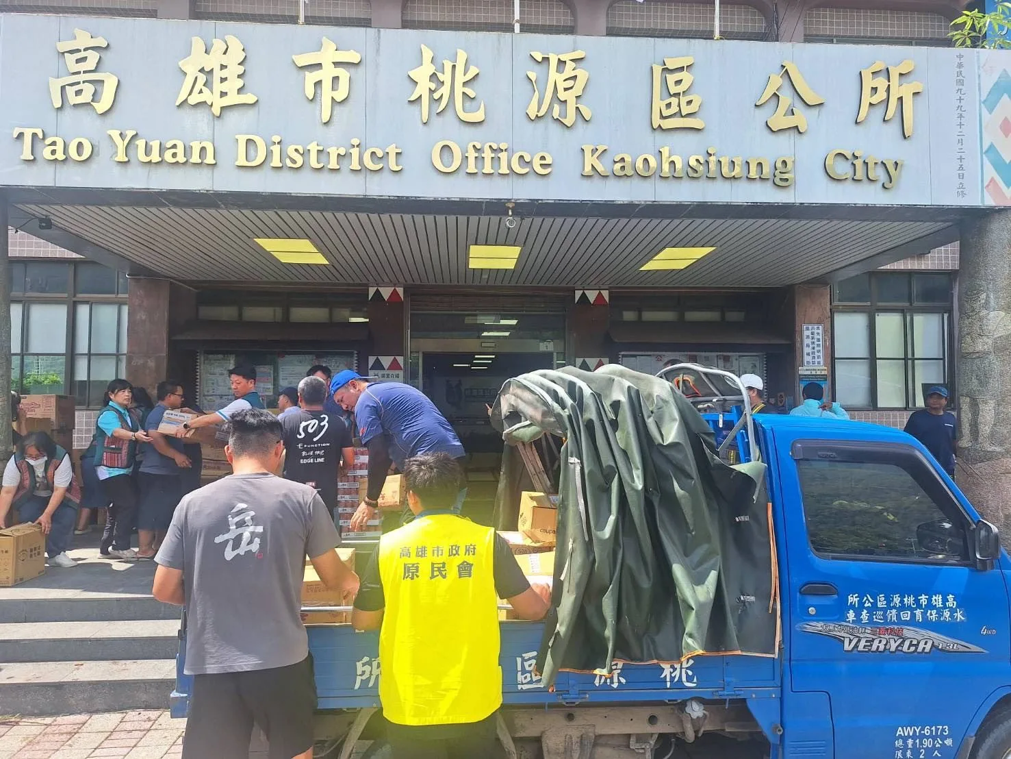 市府2日開始分批送入冷凍豬肉，每區500公斤，搭配新鮮蔬菜、白米、麵條、瓶裝水等民生食材。