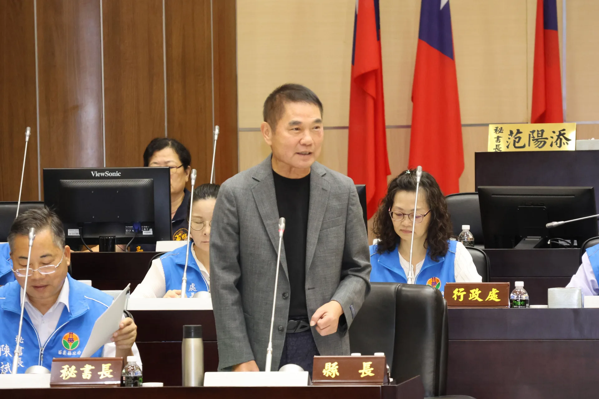 苗栗縣長鍾東錦說，因為老人年金等補助款被中央扣減8千多萬元補助款，他不後悔。