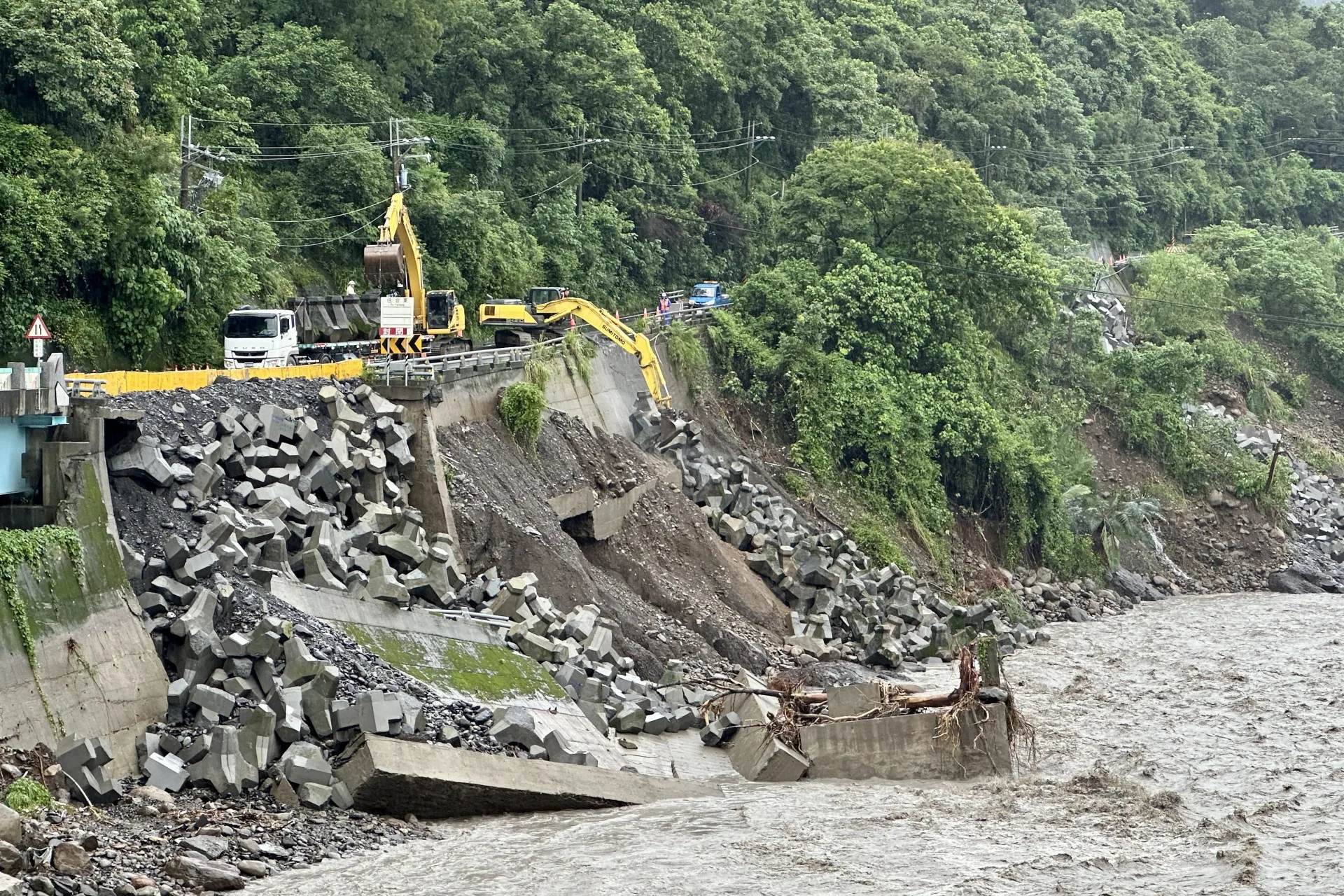 陳其邁陪同行政院長卓榮泰前往六龜山區，視察寶來二號橋道路修復及台20線81k處墜車事件搜救情形。