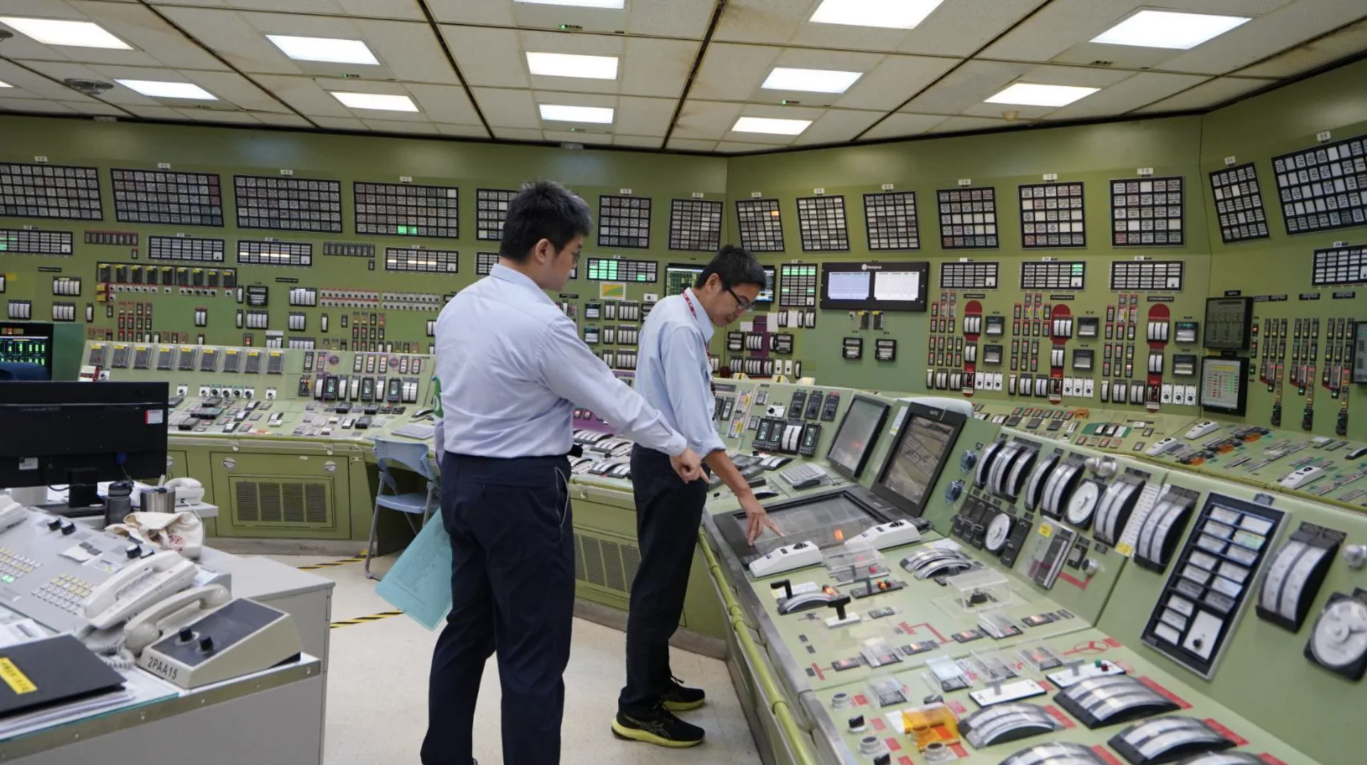 核三2號機今日40年運轉執照到期停機,下午1時起機組逐步降載,圖為電廠控制室降載確認作業。台灣電力公司提供