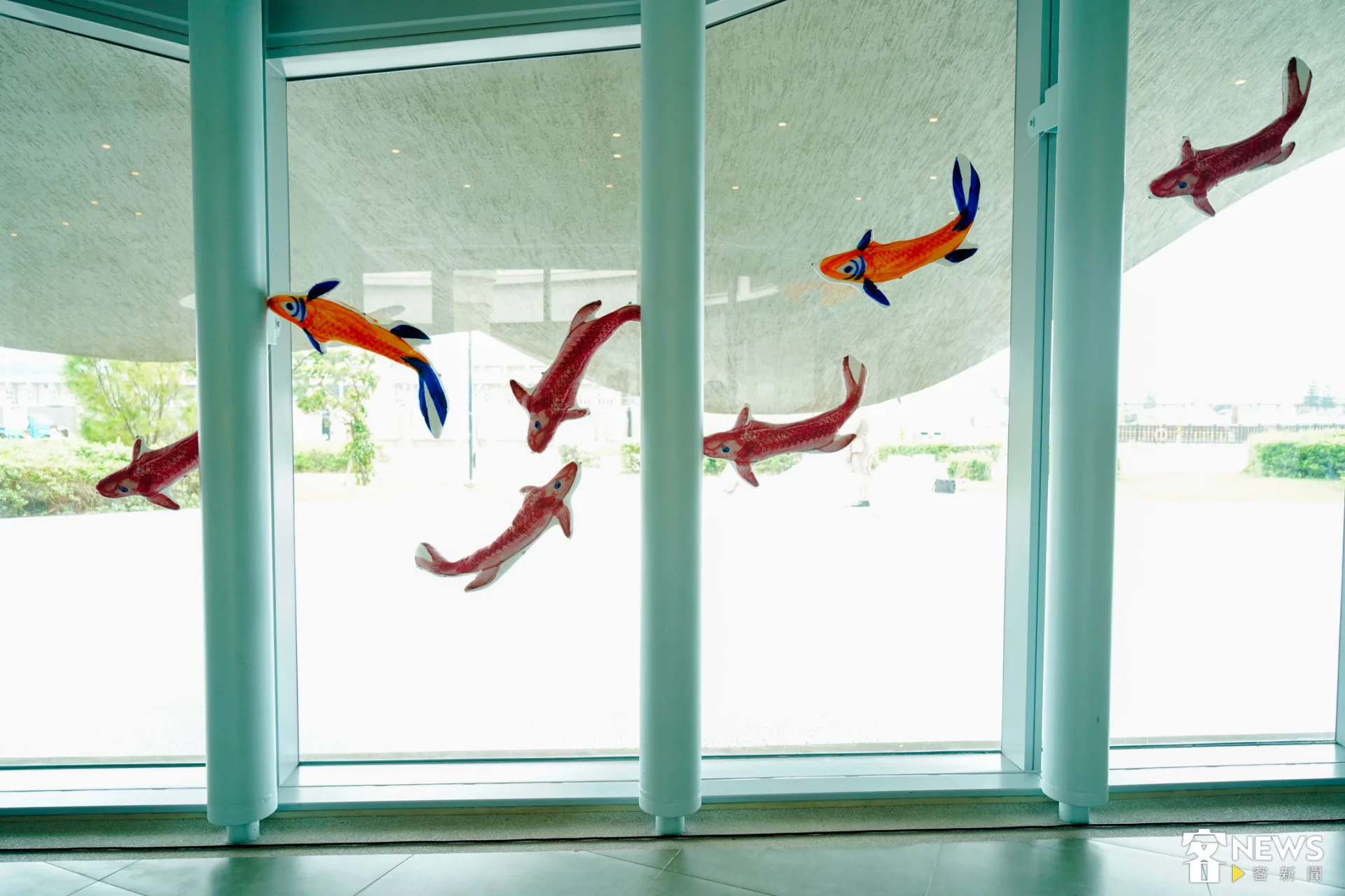 「海客印象」以玻璃牆面展現，以立體魚形排列，表現出「大魚豐收」意象。朱愷元攝