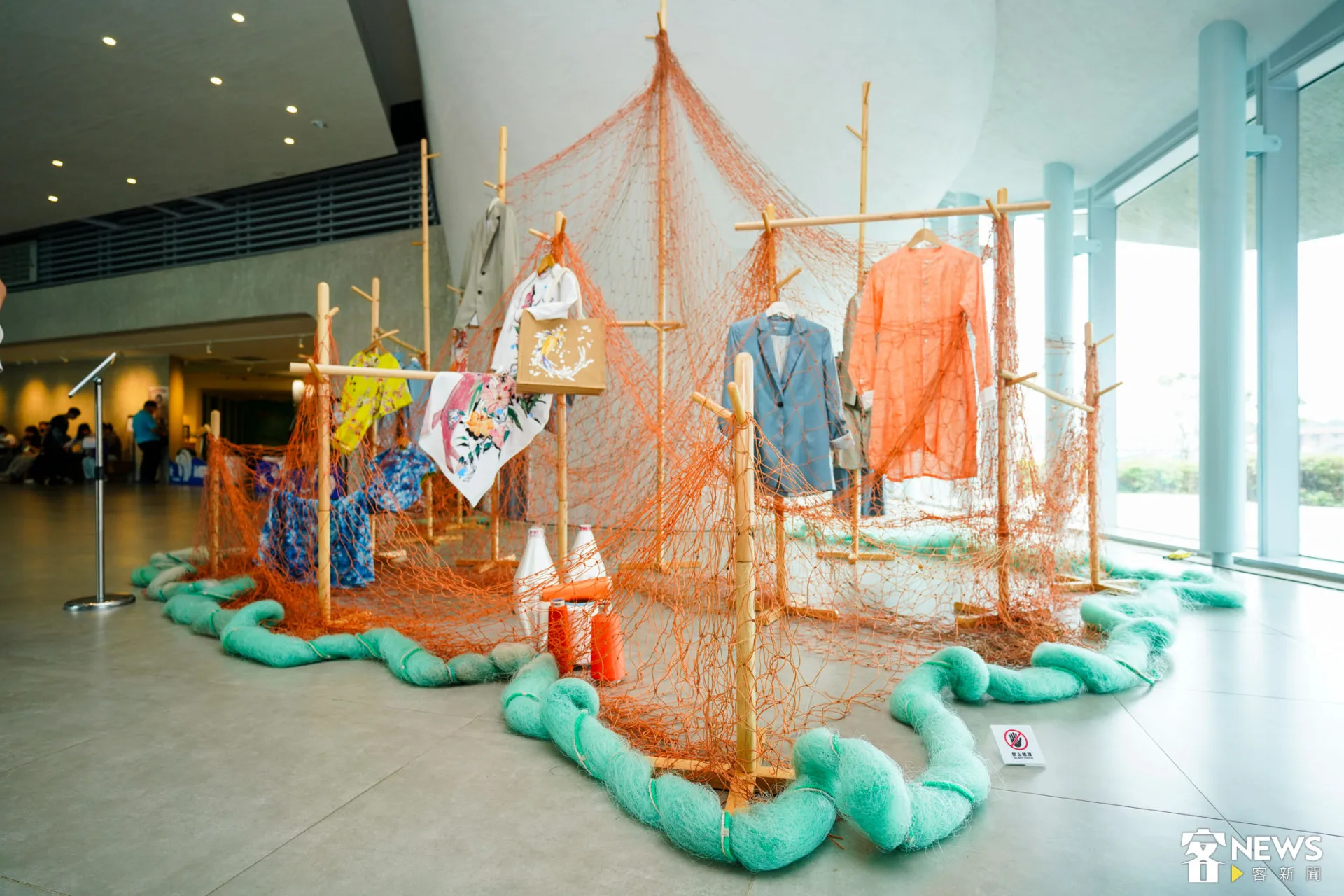 「海紗新織」以回收漁網再製的服裝展時尚與環境保護共生的可能。朱愷元攝