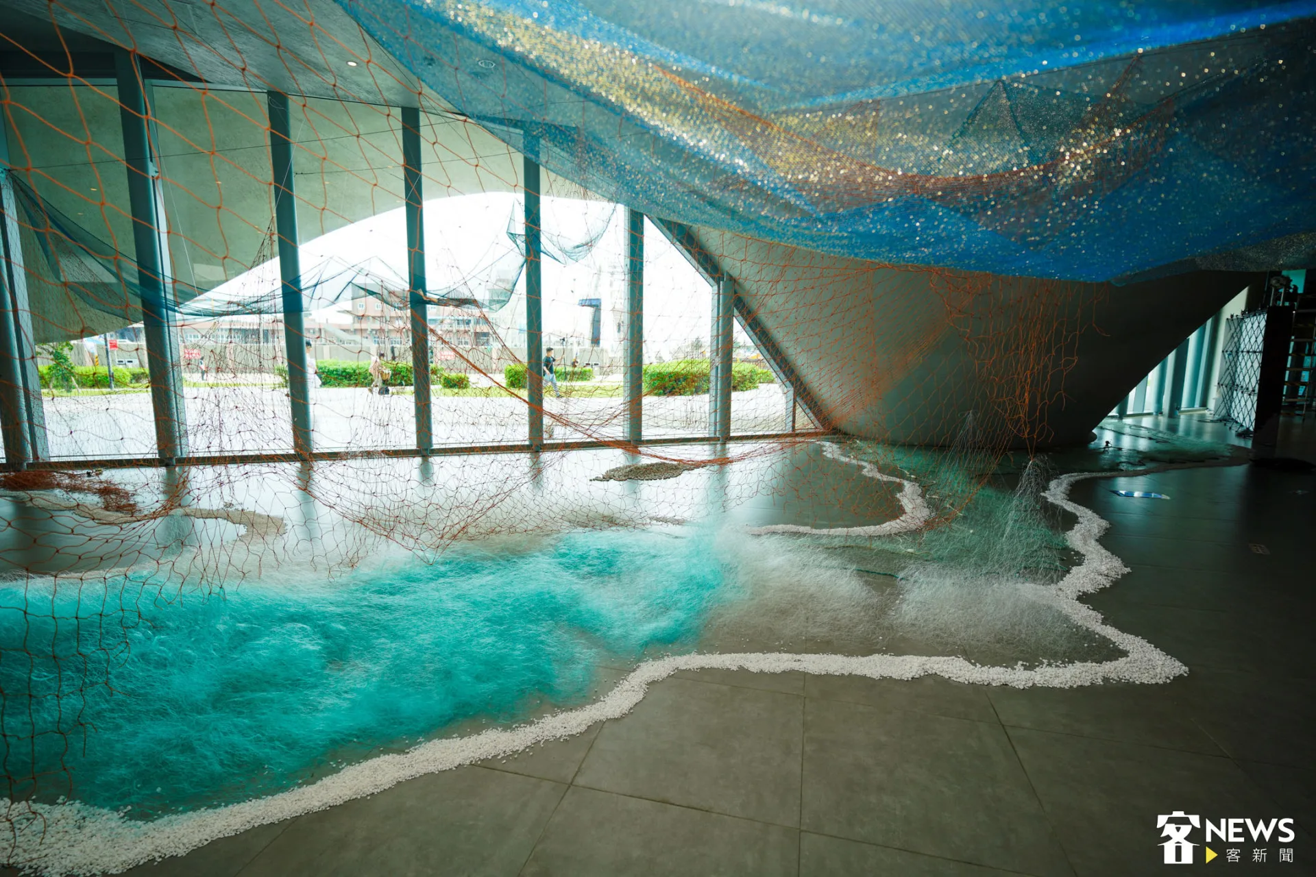 「潮網律動」以回收自永安漁港的廢棄漁網為主材料，融合金屬纖維與色彩網布，象徵創意源自生活，也表現出在地素材的無限可能。朱愷元攝