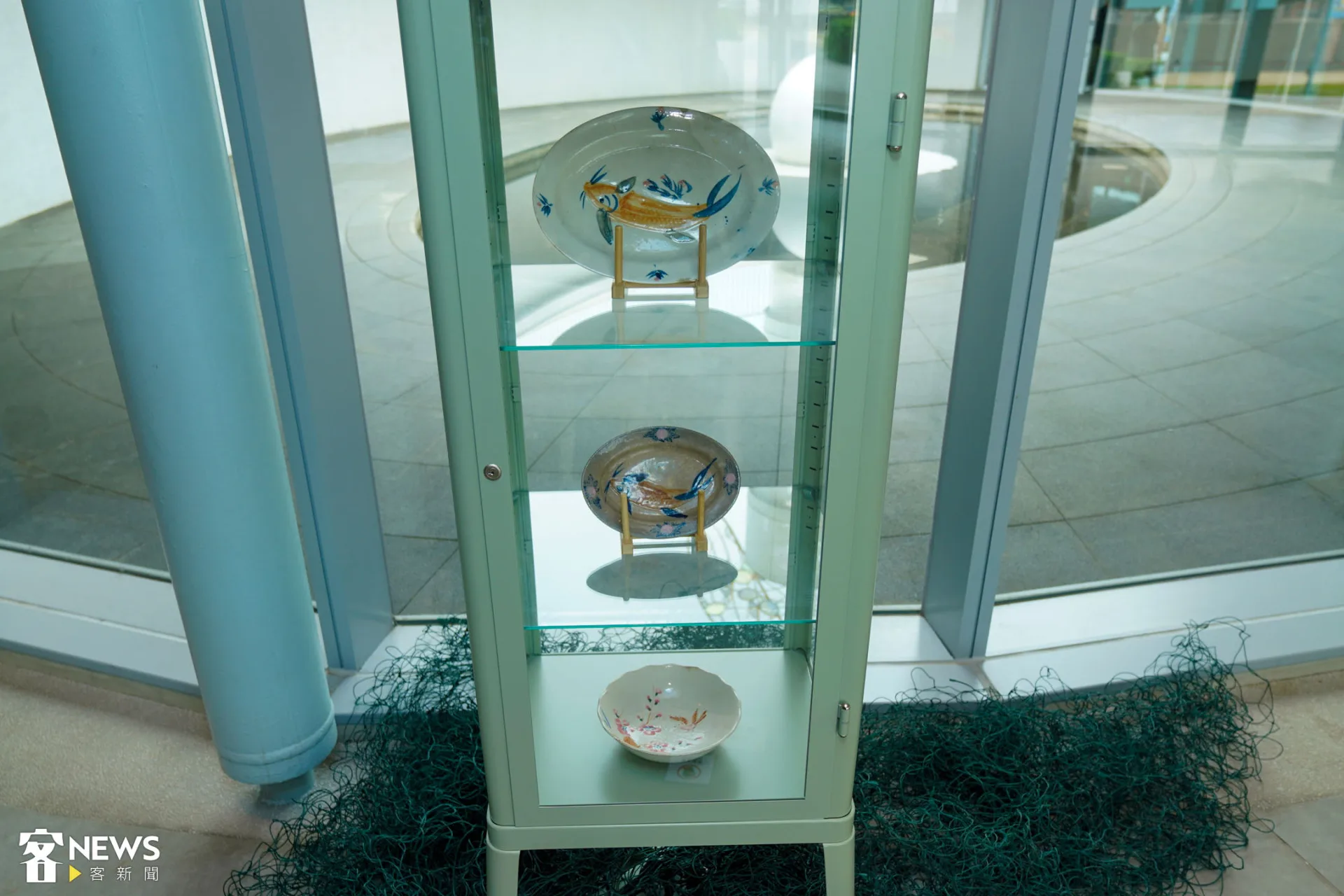 古早大魚盤總是盛裝豐盛佳餚，展示台灣早期家庭常見的器具，呈現文化記憶。朱愷元攝