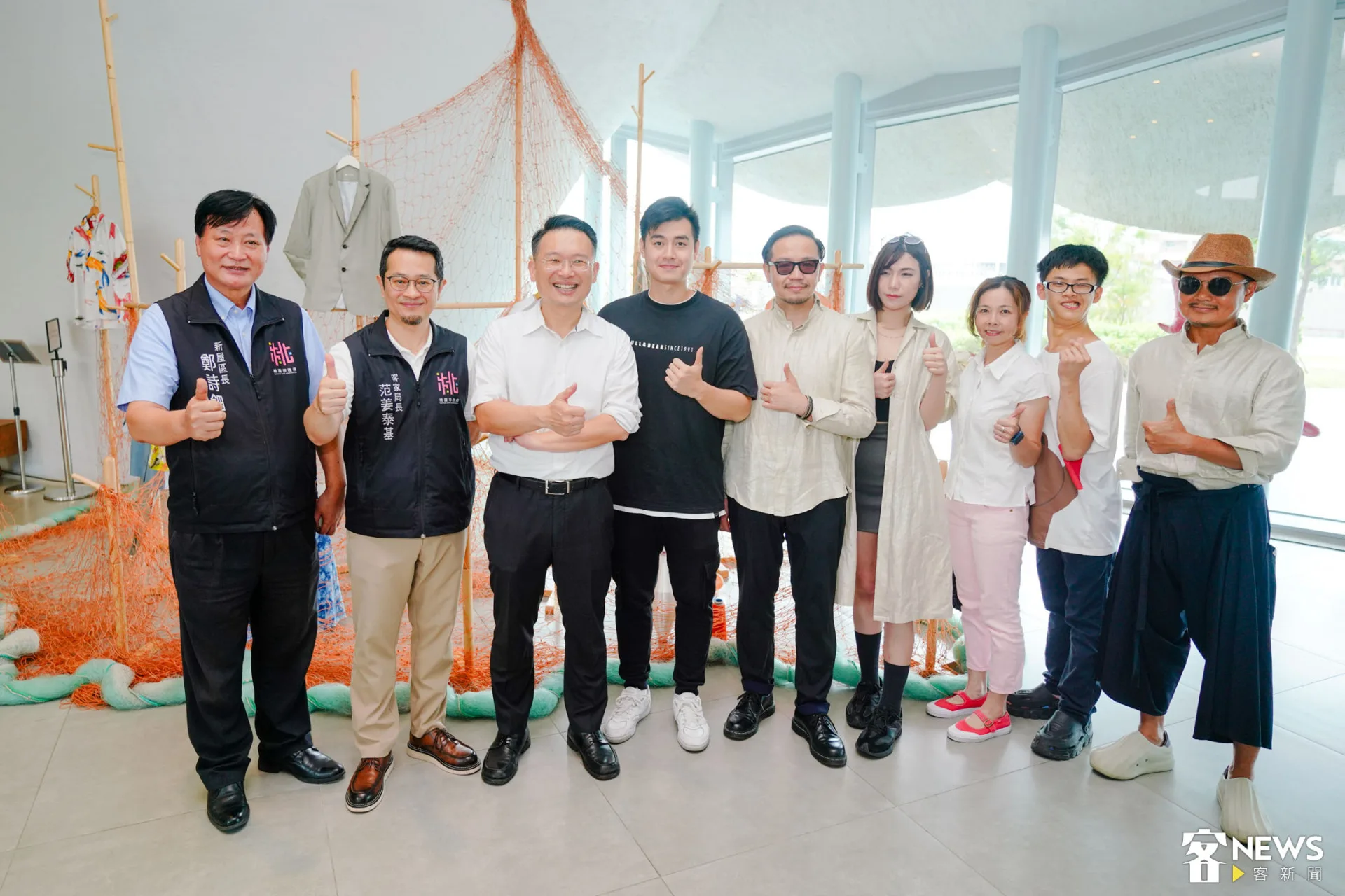 桃園市副市長蘇俊賓（左3）與「永續潮起　海客豐收」策展人呂學政（右5）及策展團隊。朱愷元攝