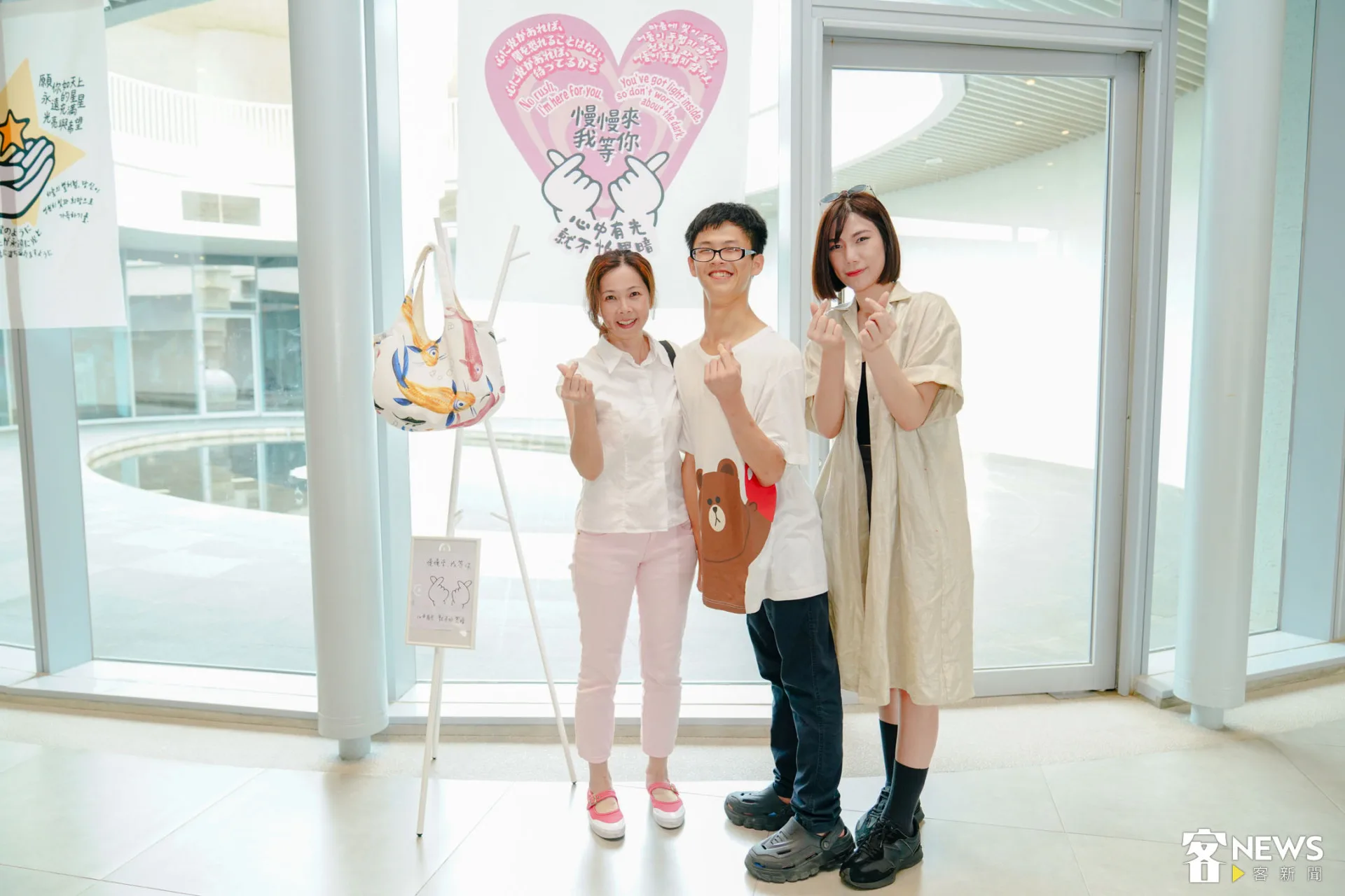 客家媳婦阿寶（左）是7款大魚豐收包的製作者之一，內裏圖案表達她對兒子的愛。朱愷元攝