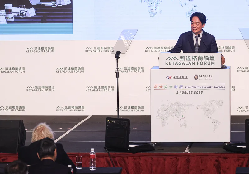 「凱達格蘭論壇：2025印太安全對話」5日在台北君悅酒店登場，總統賴清德（後右）出席開幕式並發表演說。中央社