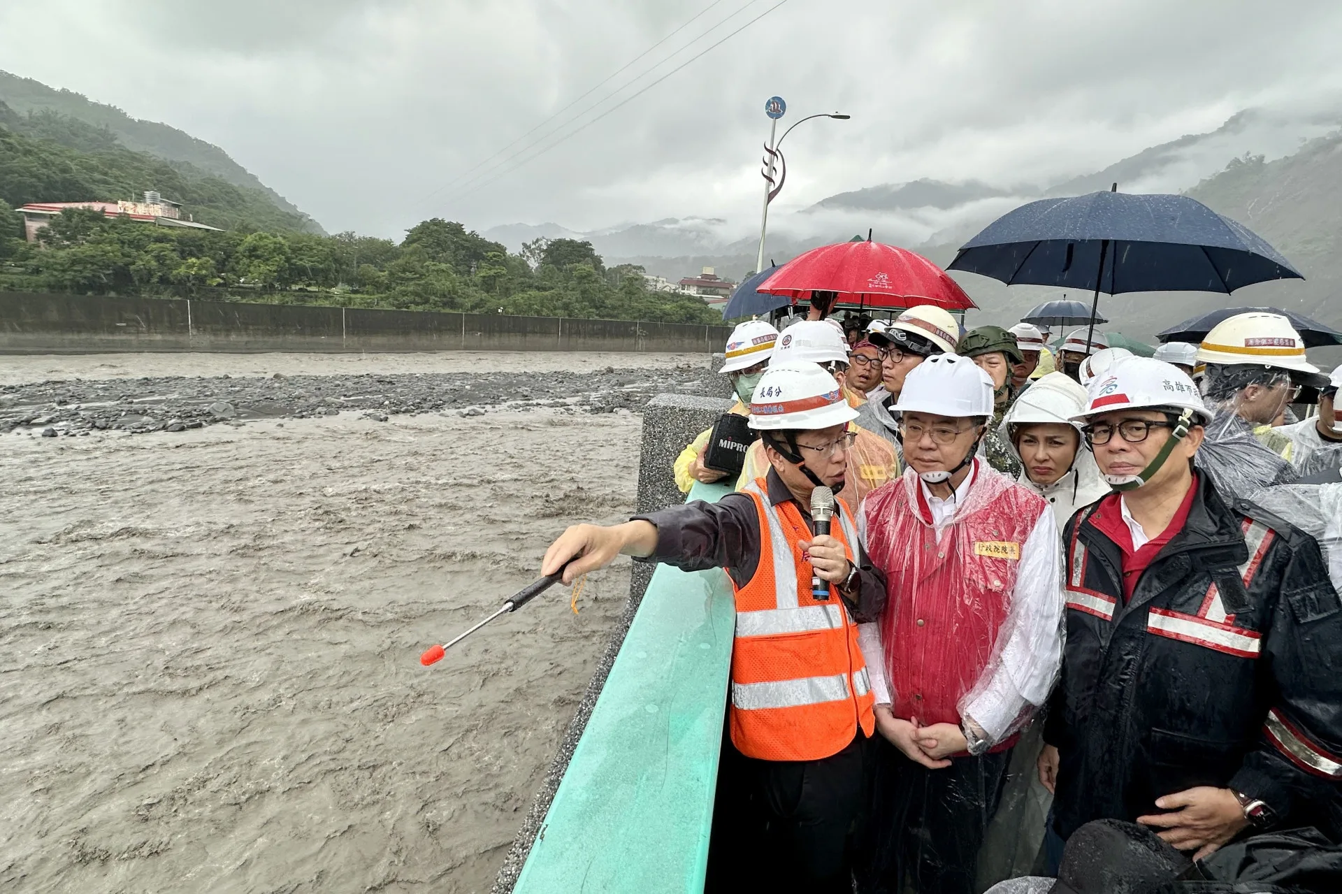 陳其邁陪同行政院長卓榮泰前往六龜山區，視察寶來二號橋道路修復及台20線81k處墜車事件搜救情形。