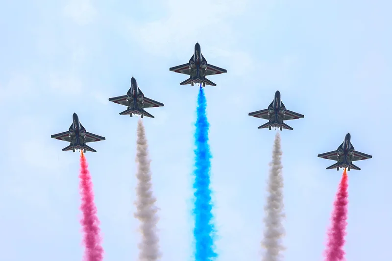 空軍5日在高雄岡山基地舉辦「雷虎小組傳承交接典禮」，圖為AJT勇鷹高教機以5機大雁隊形通過觀禮台上空。中央社