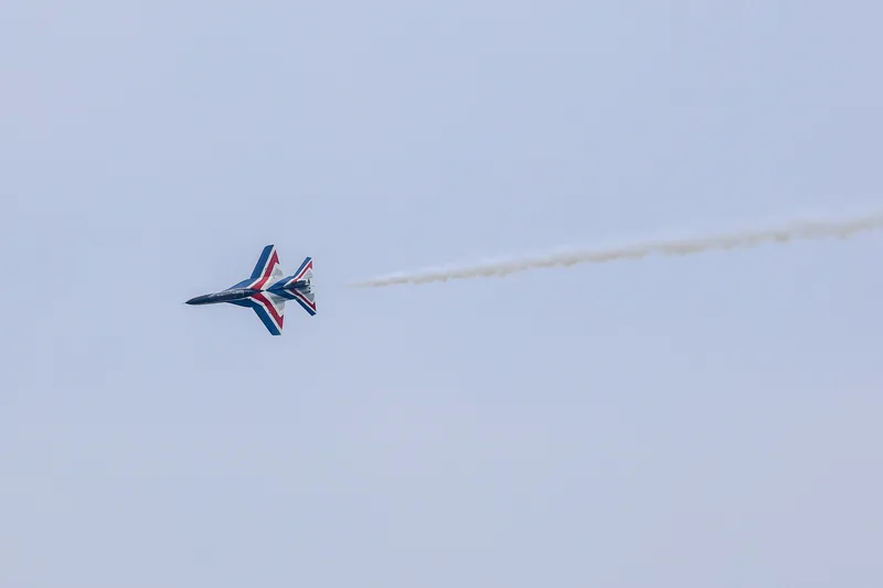 空軍5日在高雄岡山基地舉辦「雷虎小組傳承交接典禮」，圖為AJT勇鷹高教機進行單機展示科目，展現優異性能。中央社