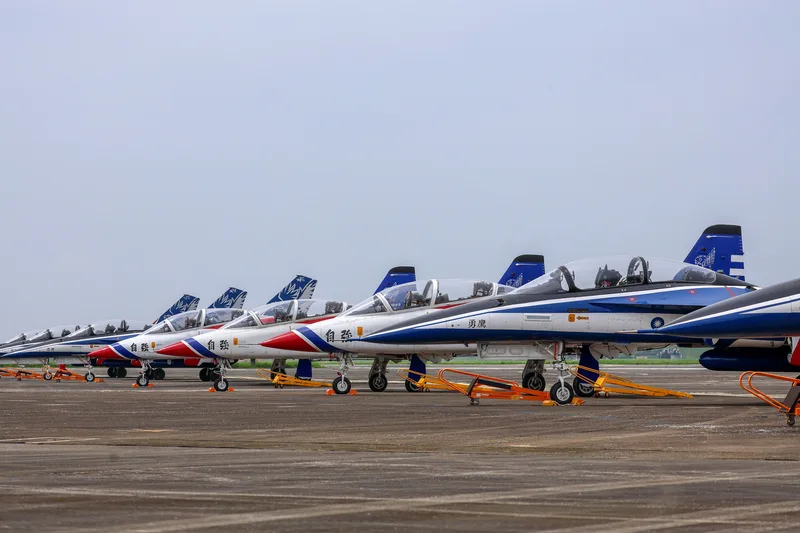 空軍5日在高雄岡山基地舉辦「雷虎傳承交接典禮」，性能展示前，現場AT-3自強高教機、AJT勇鷹高教機一字排開。中央社