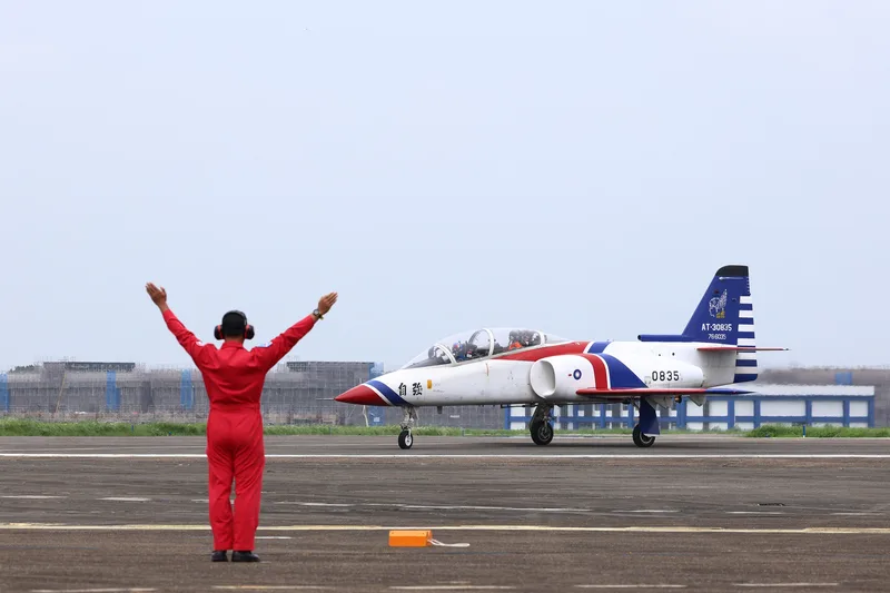 空軍5日在空軍岡山基地舉辦「雷虎小組傳承交接典禮」，圖為AT-3自強高教機在地面進行滑行展示。中央社