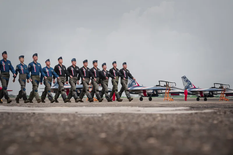空軍5日在空軍岡山基地舉辦「雷虎小組傳承交接典禮」，AT-3與勇鷹飛官列隊前往觀禮台，聽取交接命令。中央社