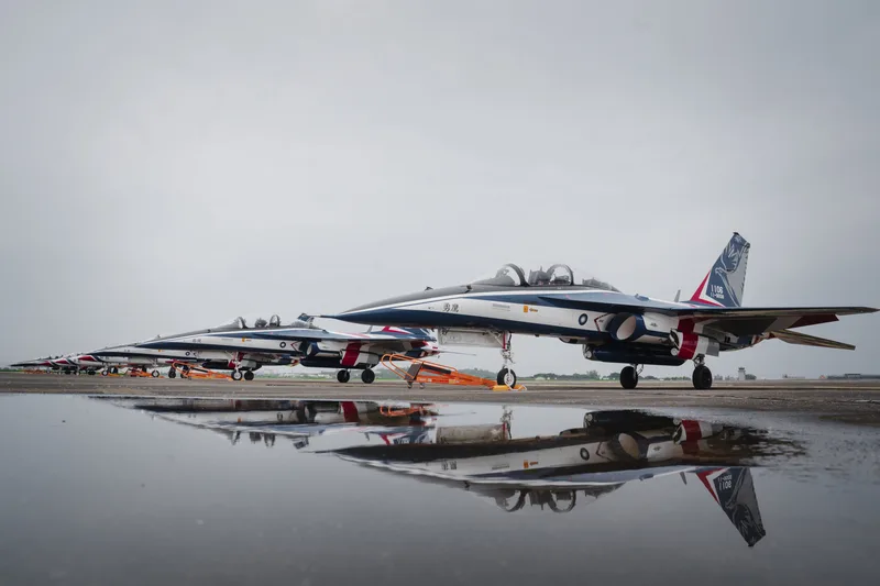 空軍5日在空軍岡山基地舉辦「雷虎小組傳承交接典禮」，圖為停放於大坪的勇鷹高教機。中央社