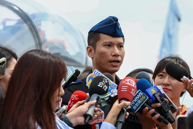 AJT雷虎小組首任領隊、飛訓部戰鬥訓練組許明益中校主任教官（中）表示，將承襲AT-3雷虎展演科目並精進。中央社