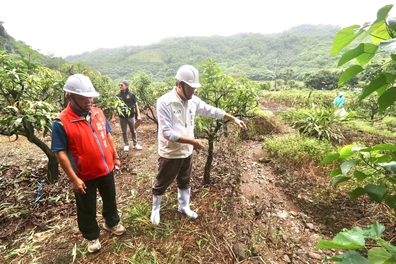 屏東山區連日豪雨,國民黨立委蘇清泉(右)4日前往來義鄉勘災,並表示,行政院初擬颱風丹娜絲災後重建特別條例,應併入0728西南氣流降雨致災,更應將屏東縣納入。立委蘇清泉辦公室提供