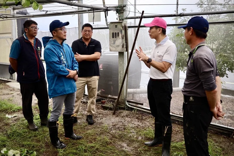西南氣流豪雨成災,屏東縣高樹鄉4日停班停課,民進黨立委鍾佳濱(右2)一早前往了解蜜棗農損情形。鍾佳濱辦公室提供