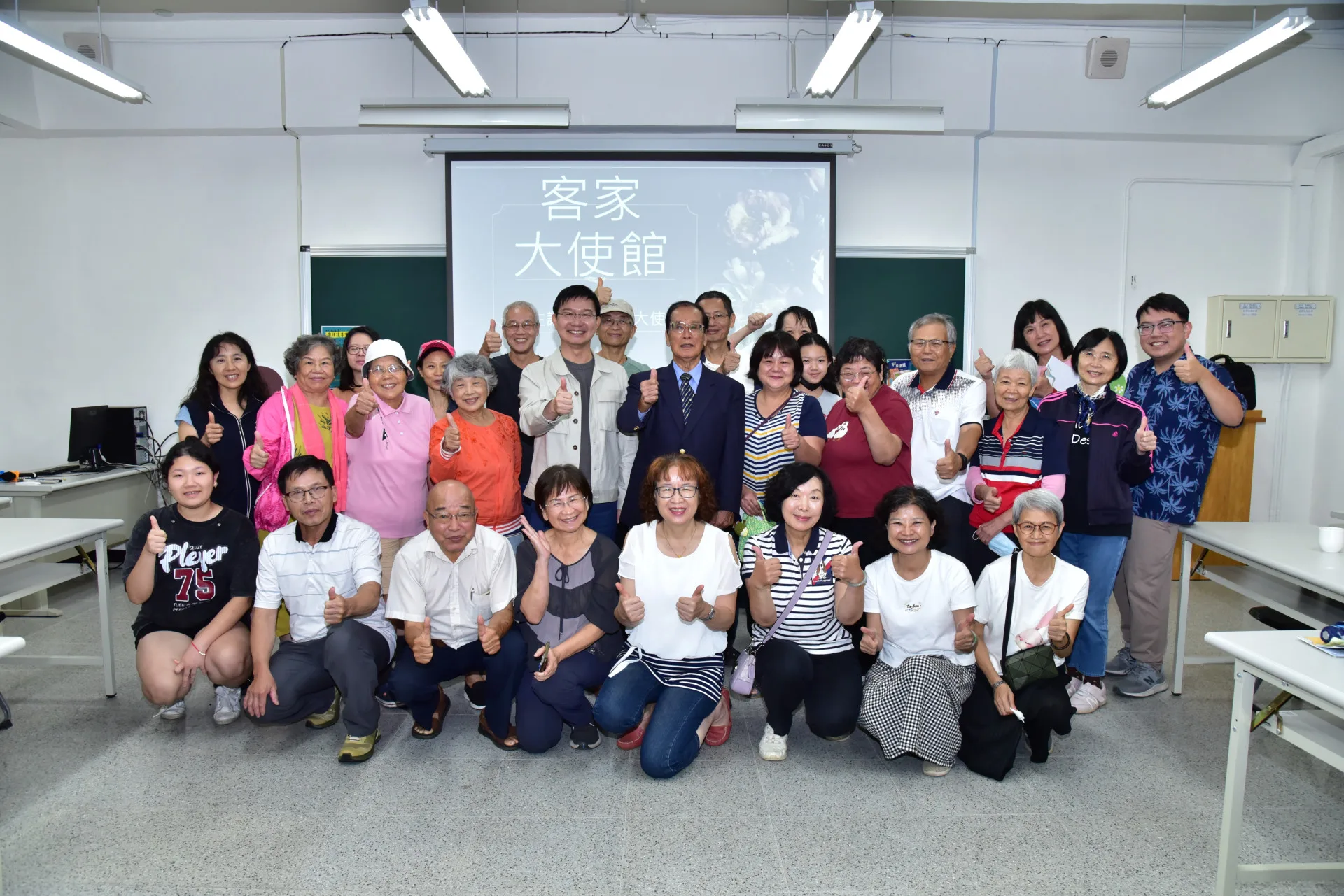 「客家大使館」邀請曾任駐聖文森、約旦、馬其頓及泰國等國的大使鄭博久主講。臺中市政府客家事務委員會提供