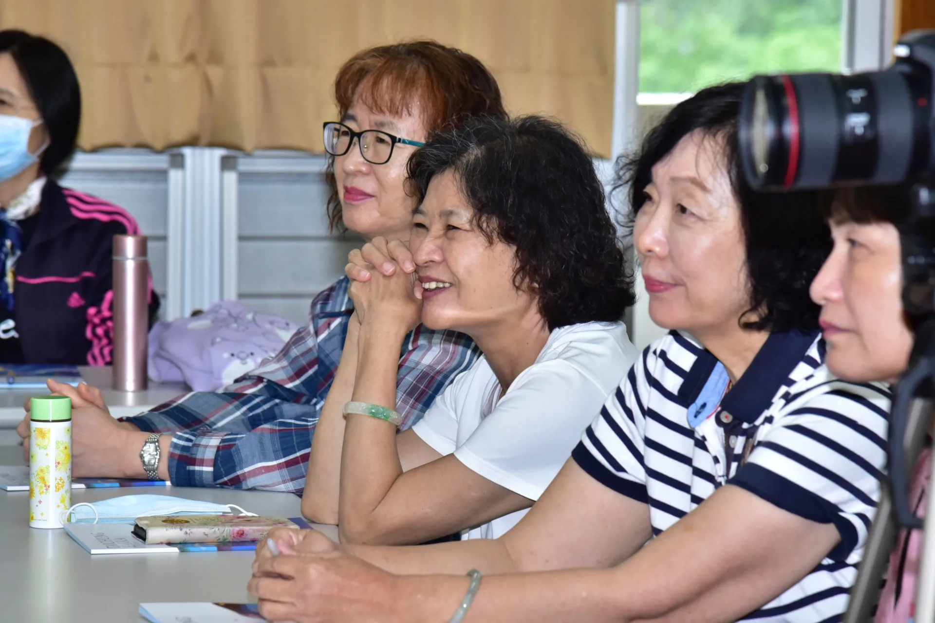 鄭博久大使幽默風趣，聽眾專注聆聽。臺中市政府客家事務委員會提供