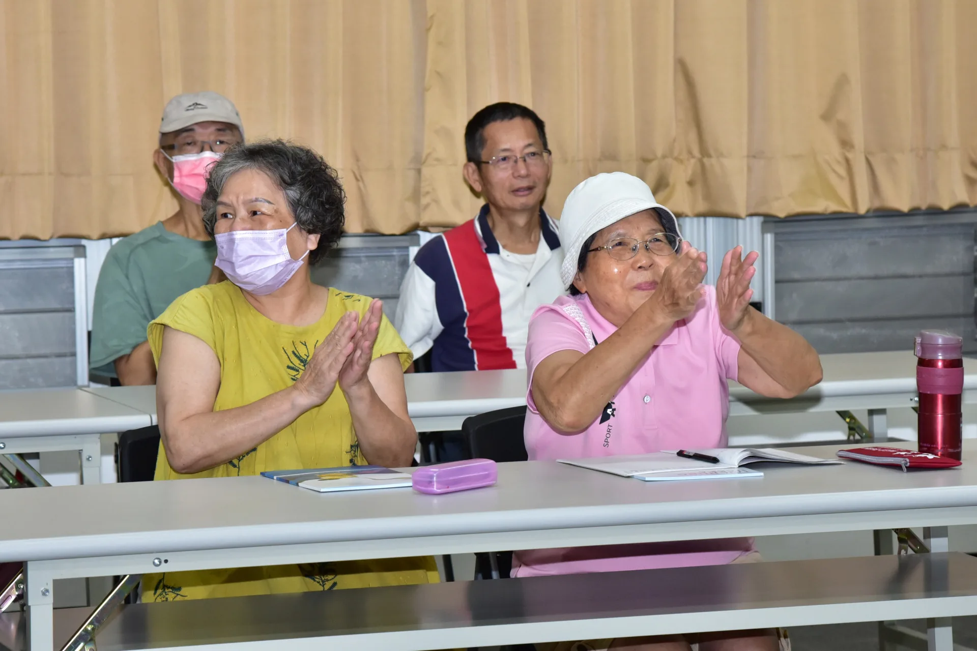 鄭博久大使幽默風趣，聽眾專注聆聽。臺中市政府客家事務委員會提供