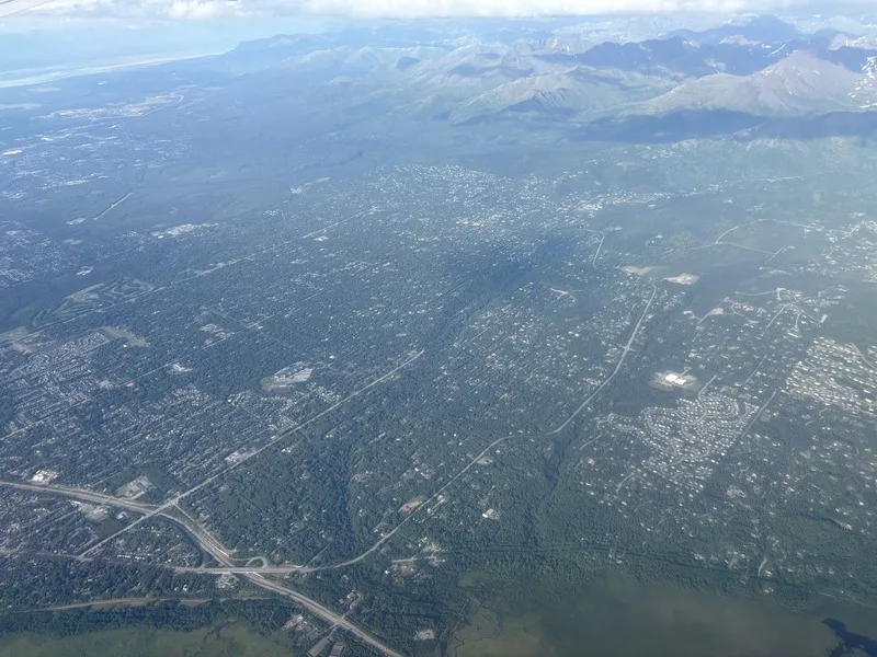 阿拉斯加將把天然氣往南送及外銷，規劃從北坡地區天然氣田鋪設經過第一大城安克拉治的管線，最後連結至西南部碼頭。圖為安克拉治上空。中央社