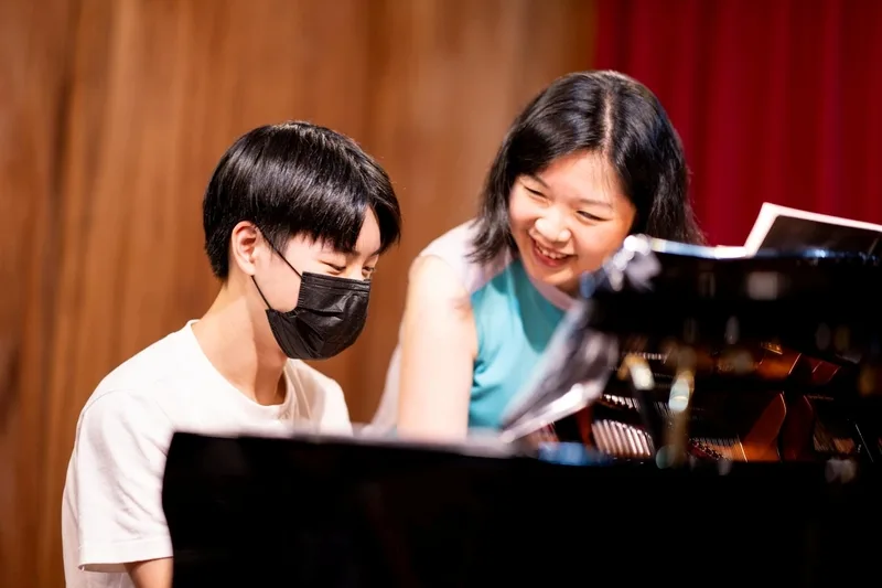 鳴石鋼琴音樂節邁入第2屆，這個小而美的音樂節10名音樂家師資全部來自台灣。圖為鋼琴家廖皎含（右）2024年上課畫面。鳴石音樂空間提供