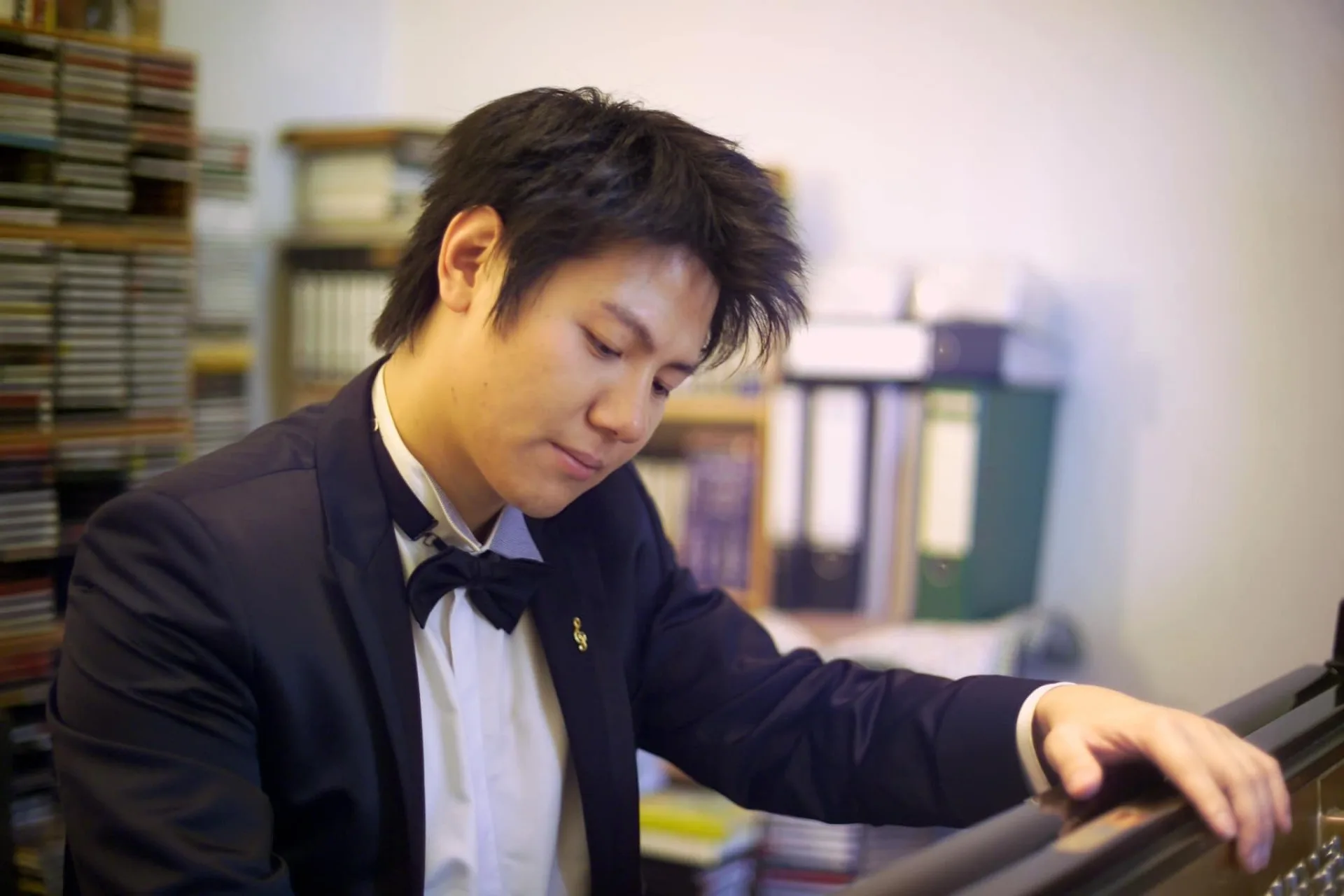 來自桃園新屋的客籍鋼琴家范姜毅。翻攝范姜毅臉書