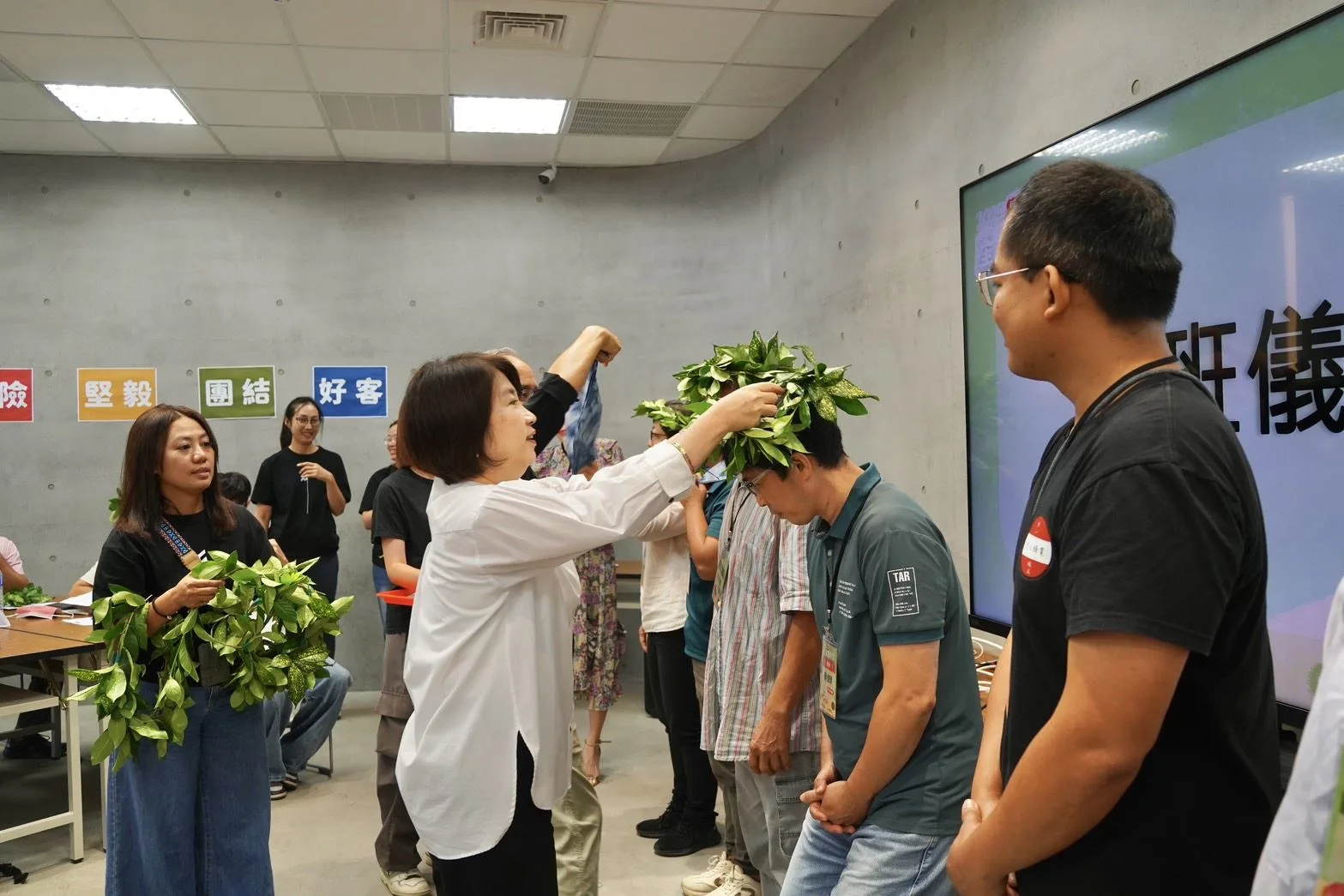 2025屏東客庄產業培力課程開訓，屏東縣長周春米和導師為學員行加冠禮、繫智慧巾。屏東縣政府提供