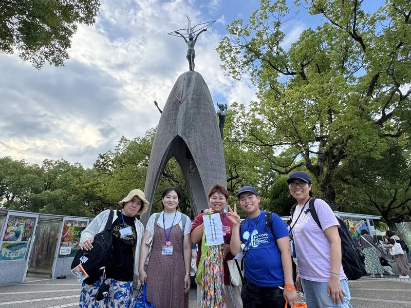 廣島和平紀念公園內矗立著一座「原爆之子」雕像，紀念12歲女童佐佐木禎子。5日這天可看到許多民眾拿紙鶴前來致意。中央社