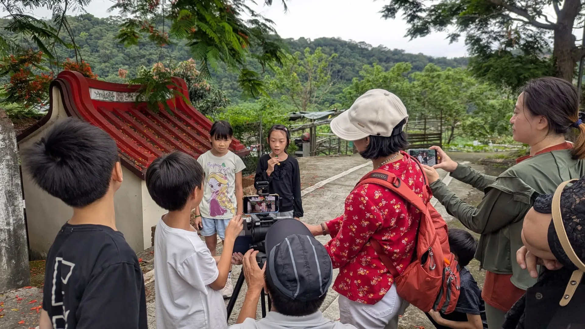 學員們走出教室，實地走訪石母祠、五穀廟、醫師娘廟等在地信仰中心。苗栗縣政府提供