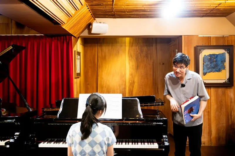 鳴石鋼琴音樂節10名音樂家師資全部來自台灣。圖為鋼琴家汪奕聞（右）2024年上課畫面。鳴石音樂空間提供