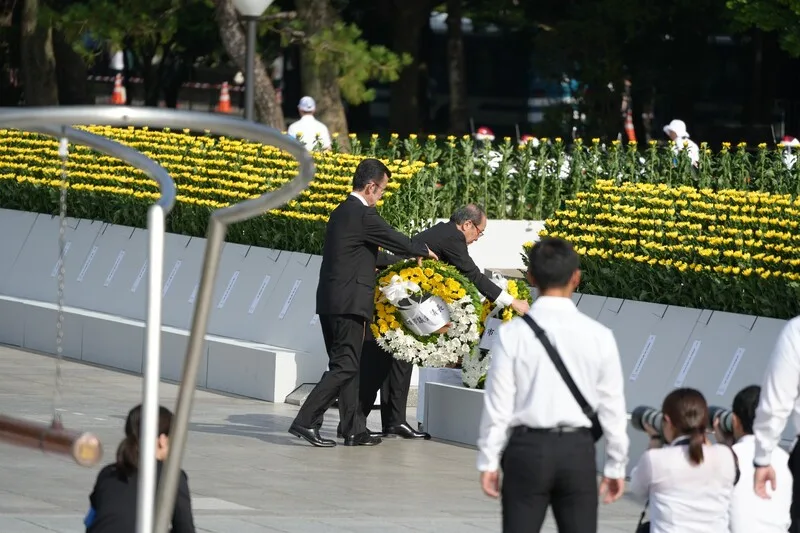 2025年8月6日是「原爆日」80週年紀念日。廣島市長松井一實和廣島市議長八條範彥6日在慰靈碑前獻花。中央社
