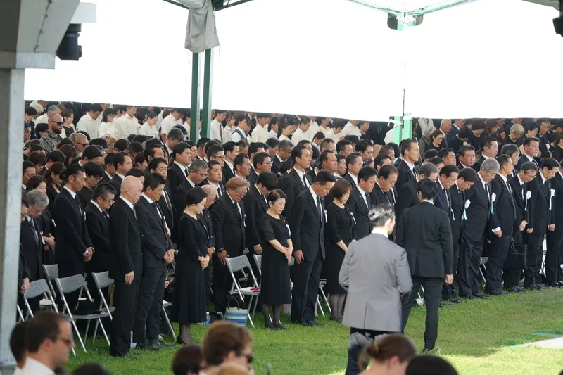 2025年8月6日是「原爆日」80週年紀念日。廣島市和平紀念儀式與會者6日在1945年美國投下原子彈的時間上午8時15分，默哀一分鐘。中央社