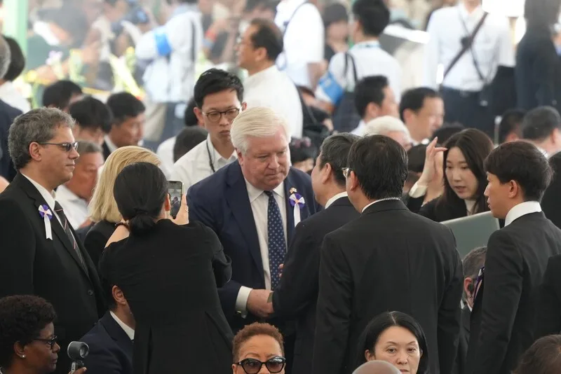 2025年8月6日是「原爆日」80週年紀念日。駐日代表李逸洋6日代表台灣首度出席廣島市和平紀念儀式，與美國駐日大使葛拉斯（George Glass）（中，白髮者）開場前在場內握手寒暄。中央社