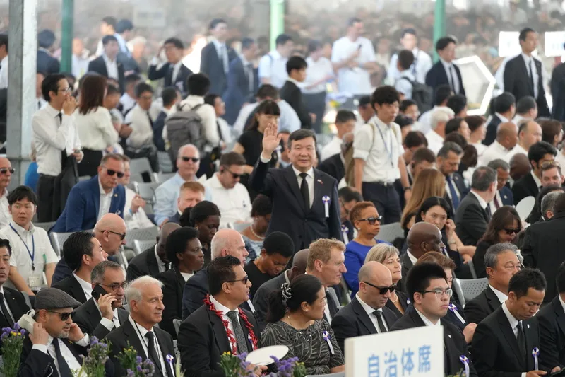 2025年8月6日是「原爆日」80週年紀念日。駐日代表李逸洋（中，站立揮手者）6日代表台灣首度出席廣島市和平紀念儀式。中央社