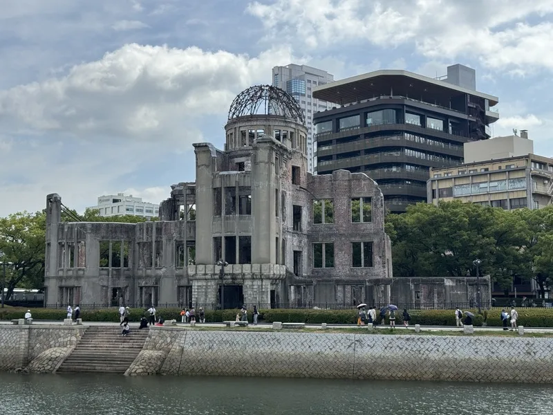 2025年8月6日是「原爆日」80週年紀念日，廣島市府在和平紀念公園舉辦和平紀念儀式，紀念公園一隅可見原爆圓頂館（圖）。中央社