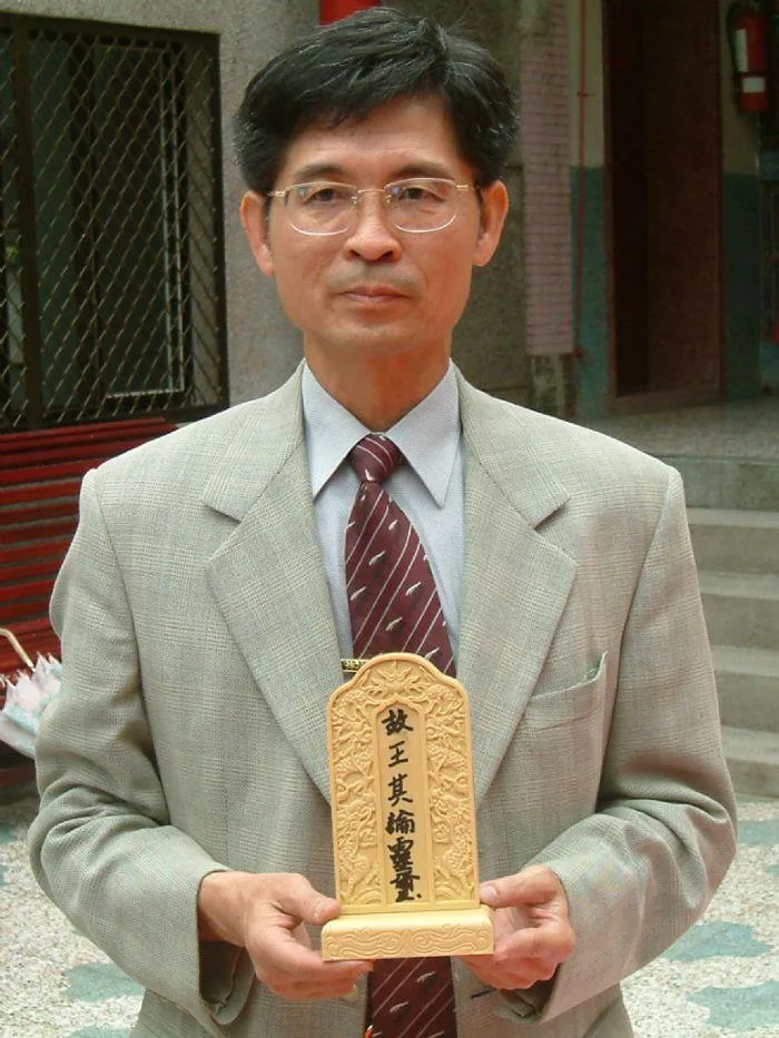 前立委王塗發手捧父親靈位是非常感動。陳權欣攝