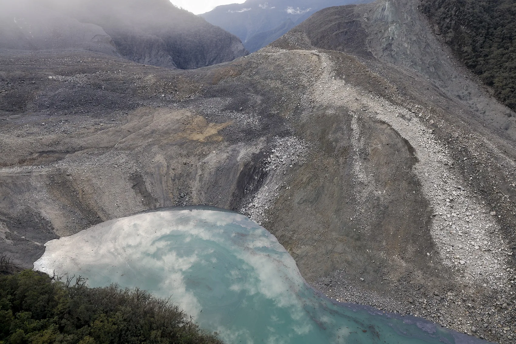 2025年7月27日花蓮分署空勘,湖面距離溢流口高程尚有110公尺。