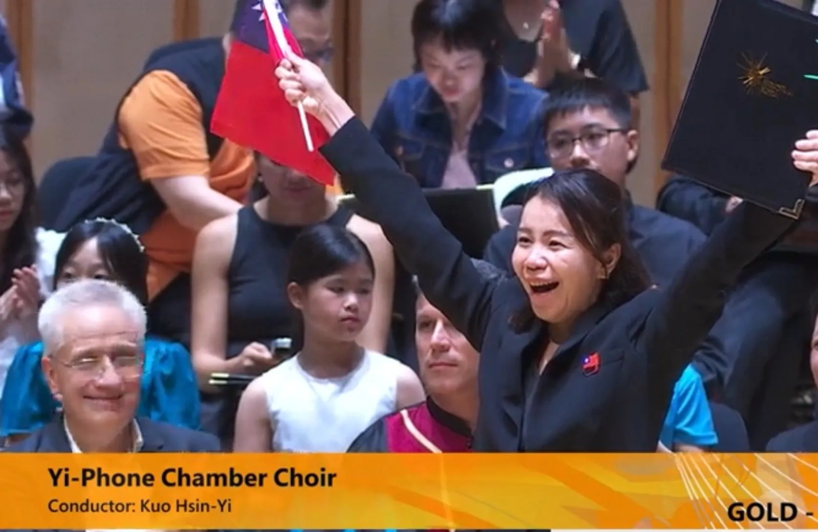 沂風室內合唱團參加新加坡國際合唱節榮獲雙獎殊榮,開心在場內揮舞國旗。