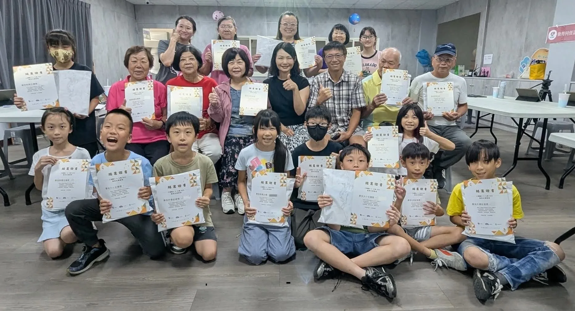 課程成果發表會，大小朋友齊聚一堂，相互欣賞彼此努力的成果及趣味的NG花絮。苗栗縣政府提供