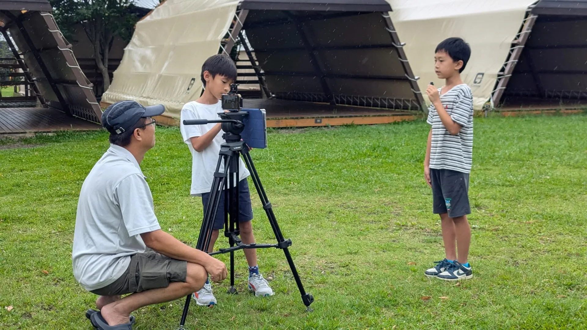 大小主播們面對鏡頭一開始有些害羞，但仍努力展現主播、外景記者的專業感，報導內容巧妙地融合客家語，讓新聞報導貼近地方，深化客語扎根。苗栗縣政府提供