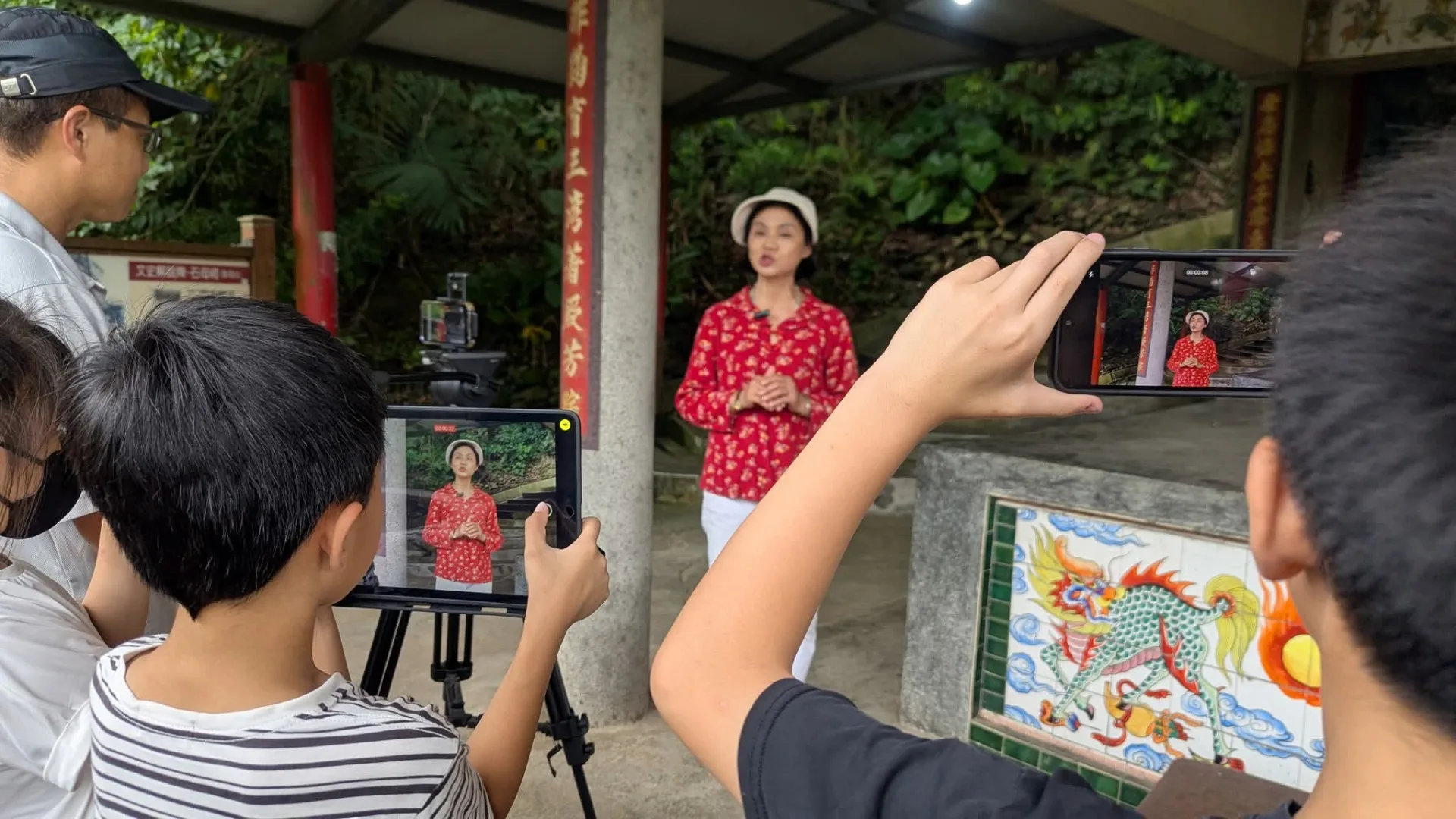 學員們走出教室，實地走訪石母祠、五穀廟、醫師娘廟等在地信仰中心，邀請村長、在地耆老與學校老師擔任口述歷史的引路人。苗栗縣政府提供