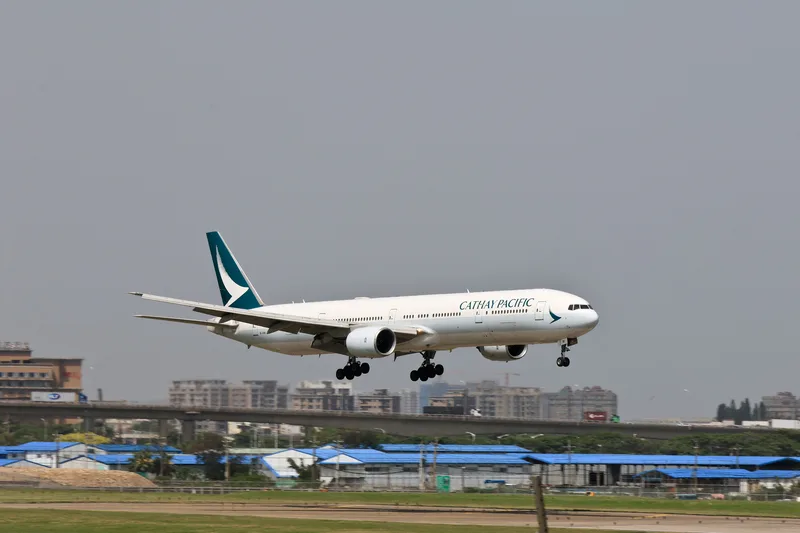 國泰航空5日從大阪飛往台北的CX565航班,因技術問題延誤,抵台後旅客行李未返台引發抱怨,國泰航空回應會在6日盡快送達。圖為日前正準備降落桃園國際機場的國泰班機,非新聞當事航班。中央社