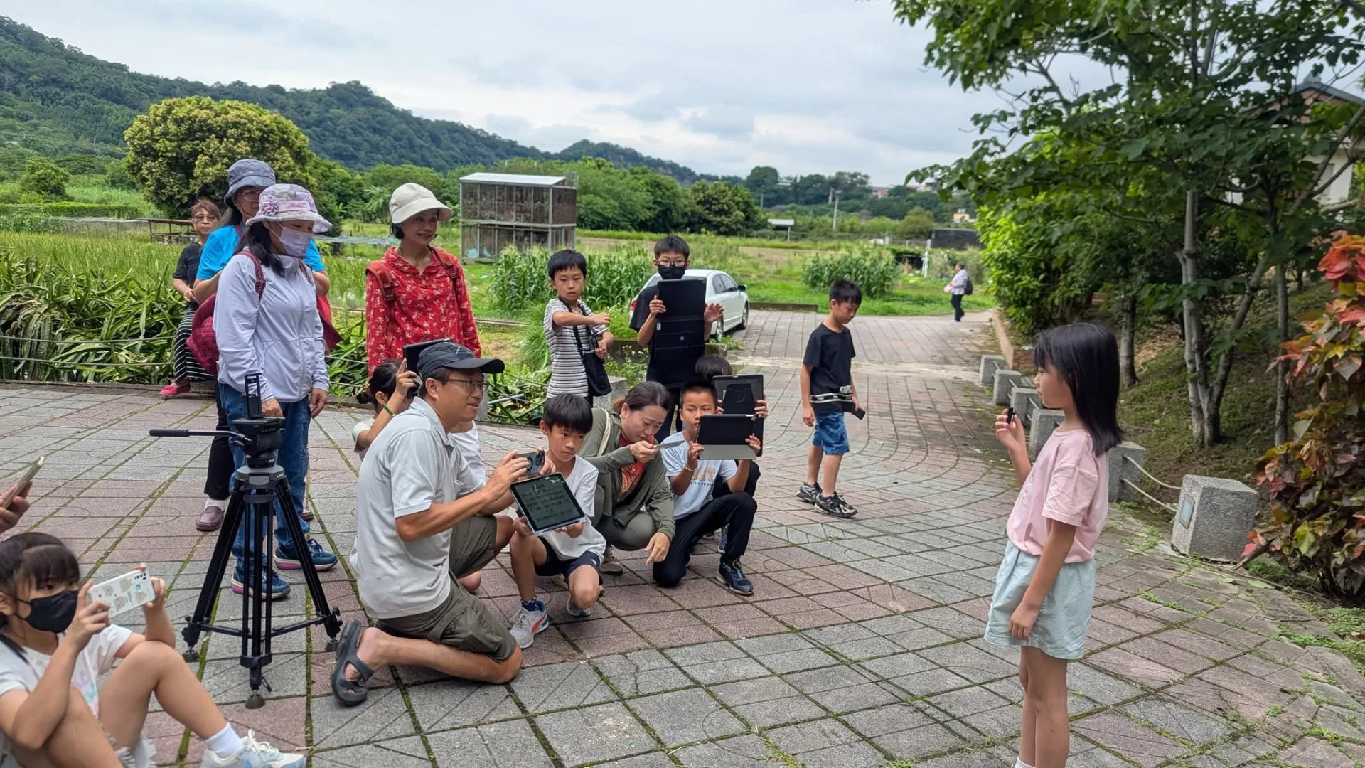 祖孫共學課程，不僅透過鏡頭深入挖掘了三灣的多元風貌，更在實際採訪與製作主播稿錄製的過程中，成功搭建起世代傳承的橋樑。苗栗縣政府提供