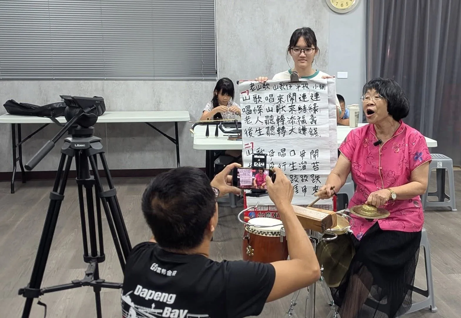 大小主播們面對鏡頭一開始有些害羞，但仍努力展現主播、外景記者的專業感，報導內容巧妙地融合客家語，讓新聞報導貼近地方，深化客語扎根。苗栗縣政府提供