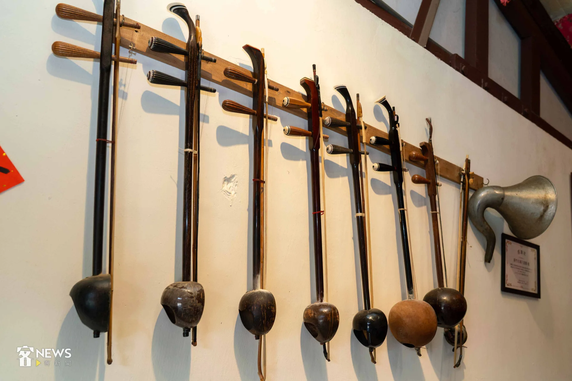 樂器牆展示客家八音常用的傳統樂器，八音源自「金、石、絲、竹、匏、土、革、木」。李台源攝